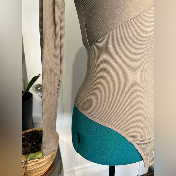 Aura Tan Long-Sleeve Ribbed Fabric Bodysuit small - Picture 2 of 7